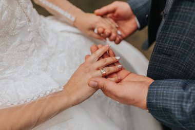 Şık gelin ve damat nazikçe sarılıp öpüşüyor. Güz parkında modern buketli, şık damadı kucaklayan güzel gelin. Duygusal romantik an. Düğün için. Şık ve güzel..