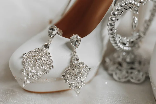 Sapatos Casamento Noiva Com Brincos Trem Vestido Noiva — Fotografia de Stock