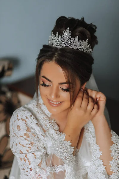 Красивая Молодая Невеста Носит Серьги Перед Свадебной Церемонией Дома Невеста — стоковое фото