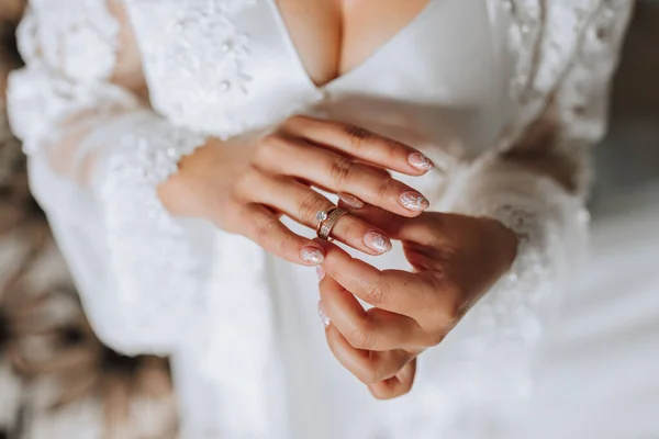 Bruid Houdt Een Gouden Ring Vast Close Goedemorgen Van Bruid — Stockfoto