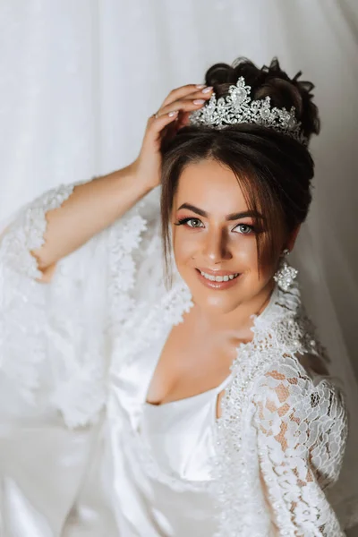 Wunderschönes Brautporträt Ihrer Robe Mit Diadem Schöne Braut Make Und — Stockfoto