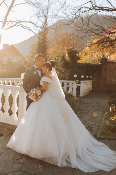Портрет Счастливой Супружеской Пары Поцелуи Невесты Жениха Осеннем Лесу Парк — стоковое фото
