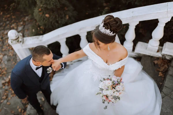 Porträt Eines Glücklichen Hochzeitspaares Braut Und Bräutigam Herbstlichen Wald Park — Stockfoto