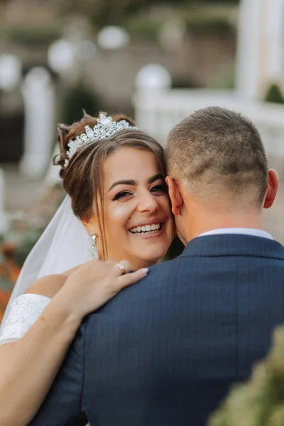 Портрет Счастливой Супружеской Пары Поцелуи Невесты Жениха Осеннем Лесу Парк — стоковое фото