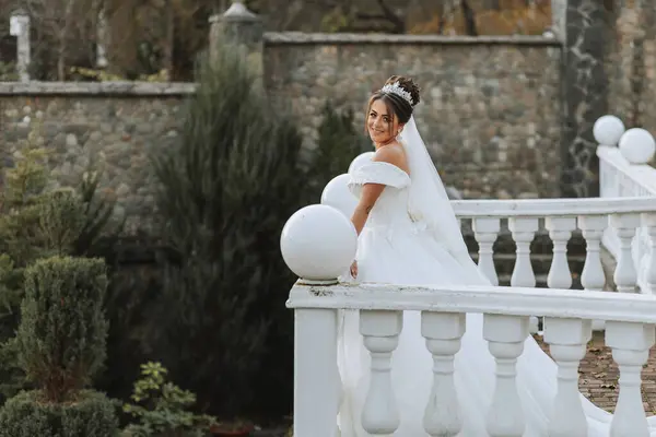 Retrato Noiva Varanda Com Corrimão Branco Noiva Vestido Casamento Contexto — Fotografia de Stock