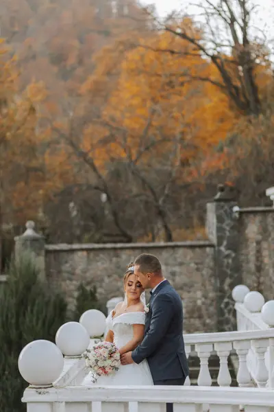 Великолепная Свадебная Пара Идущая Каменной Лестнице Возле Старого Замка Парке — стоковое фото