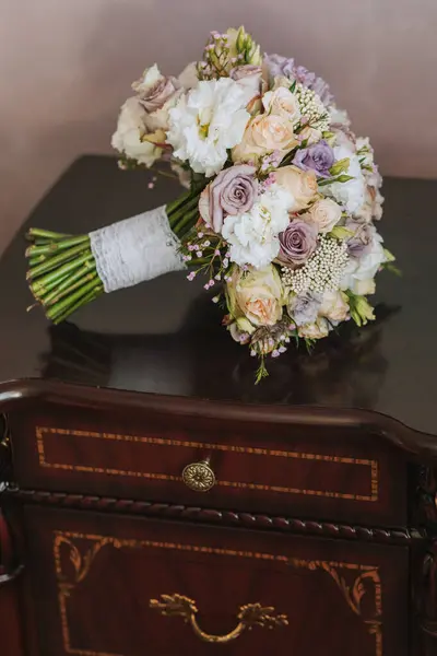 新郎结婚当天的装饰品 房间里桌子上有一束不同的花和玫瑰 男人的时尚 — 图库照片
