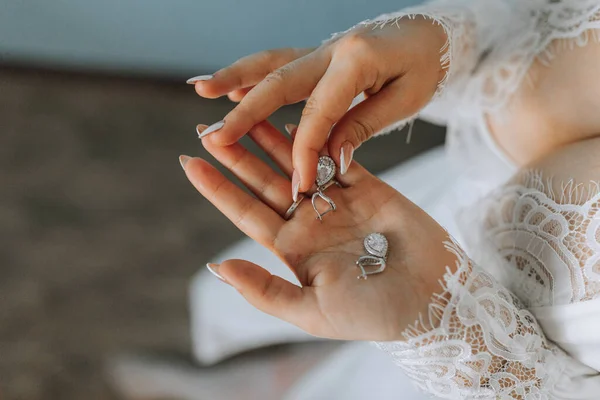 Bir Kadının Elinde Düğün Küpeleri Küpe Zarif Gelin Küpeleri Sabah — Stok fotoğraf