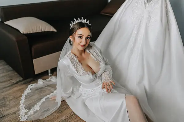 Een Ongelooflijk Mooie Bruid Ochtend Een Satijnen Mantel Met Een — Stockfoto