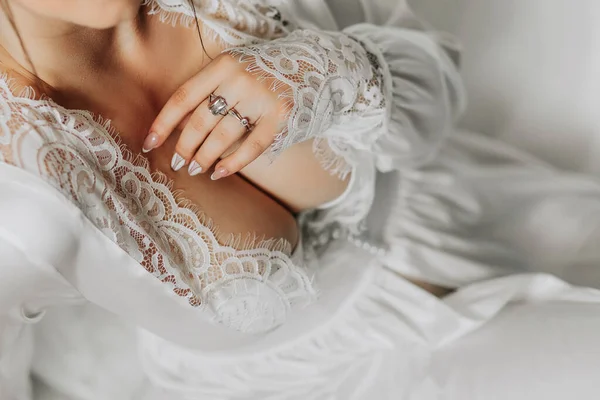 Невероятно Красивая Невеста Позирует Фотографу Утром Атласном Халате Платье Открытой — стоковое фото