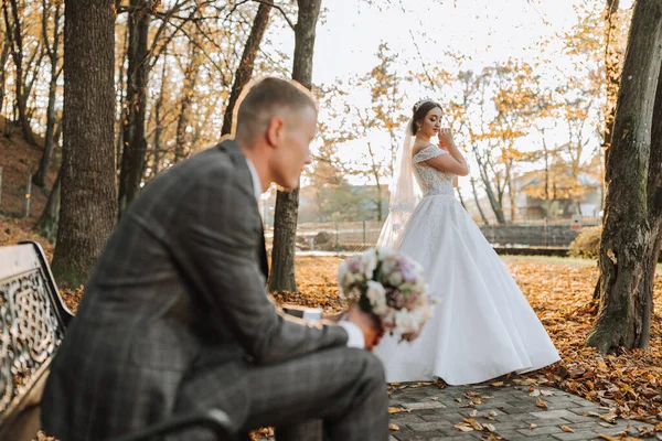 Портрет Счастливой Супружеской Пары Невеста Жених Гуляют Целуются Осеннем Лесу — стоковое фото
