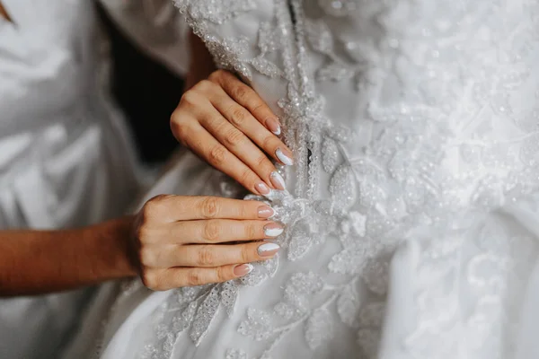 아름다운 매니큐어 아몬드 모양의 디자인 광택을 매니큐어 그녀의 손톱에 부드러운 — 스톡 사진