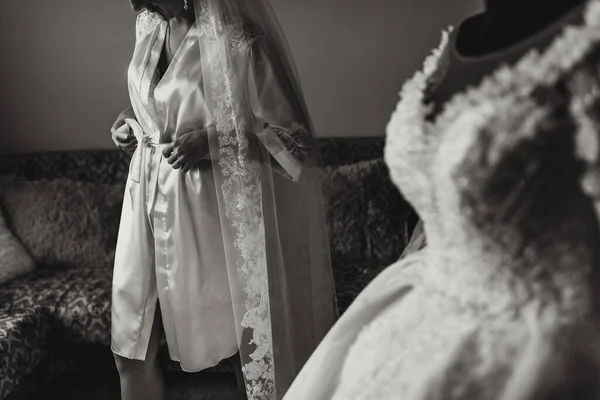 新娘早上穿着丝绸在她的房间 新娘正在准备她的婚礼 黑白照片 — 图库照片