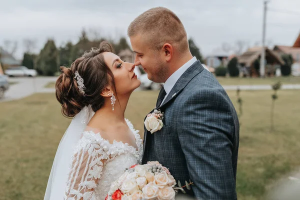 Eleganti Sposi Abbracciano Teneramente Baciano Bella Sposa Con Bouquet Moderno — Foto Stock