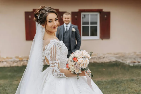 Menyasszony Vőlegény Sétálnak Házak Között Őszi Nagylátószögű Fotó Hatalmas Menyasszonyi — Stock Fotó