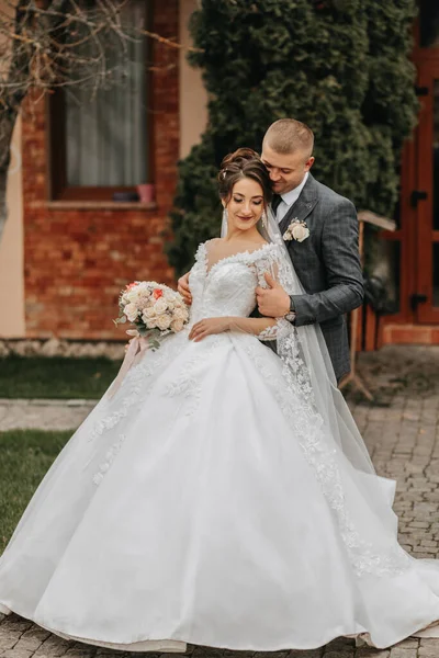 Stilvolle Braut Und Bräutigam Umarmen Und Küssen Sich Zärtlich Schöne — Stockfoto