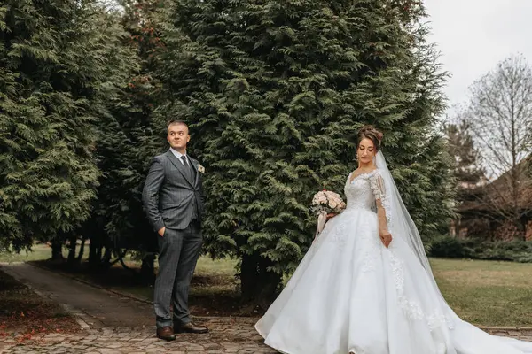 Sposo Sposa Che Camminano Tengono Mano Nel Parco Tra Alti — Foto Stock