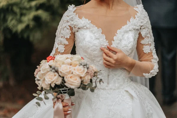 Cropped Portrait Beautiful Bride Veil Voluminous Wedding Dress Professional Make — Stock Photo, Image