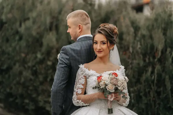 Стильные Невеста Жених Нежно Обнимаются Целуются Красивая Невеста Современным Букетом — стоковое фото