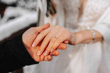 Evet dedi. Nişanlısı tarafından tutulan bir kadının elinde pahalı altın bir elmas yüzük konsepti. Kadının elini yüzükle tutan adam, kadın mücevheri fotoğrafı..