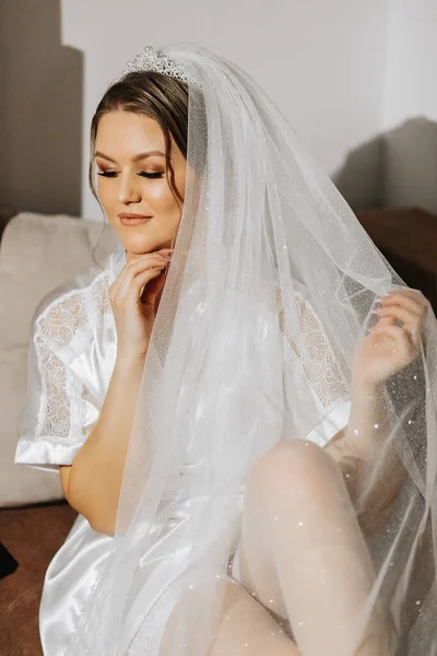 Невеста Сидит Диване Шелковом Халате Невеста Готовится Свадьбе — стоковое фото