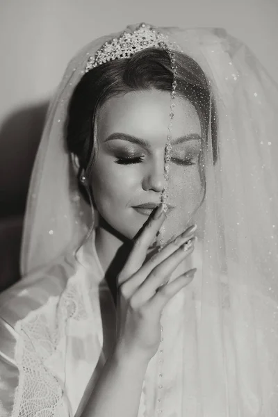 Közelkép Egy Elegáns Barna Menyasszonyról Fehér Ruhában Aki Egy Fátyol — Stock Fotó