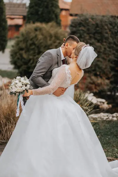 Κομψή Νύφη Και Γαμπρός Αγκαλιάζονται Τρυφερά Και Φιλιούνται Όμορφη Νύφη — Φωτογραφία Αρχείου