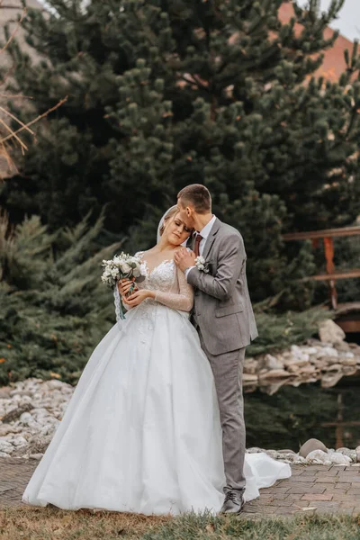 Stilvolle Braut Und Bräutigam Umarmen Und Küssen Sich Zärtlich Schöne — Stockfoto