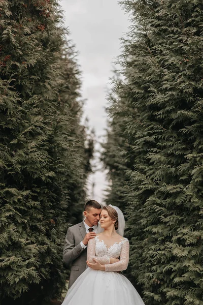 Stílusos Menyasszony Vőlegény Gyengéden Ölelkeznek Csókolóznak Gyönyörű Menyasszony Modern Csokorral — Stock Fotó