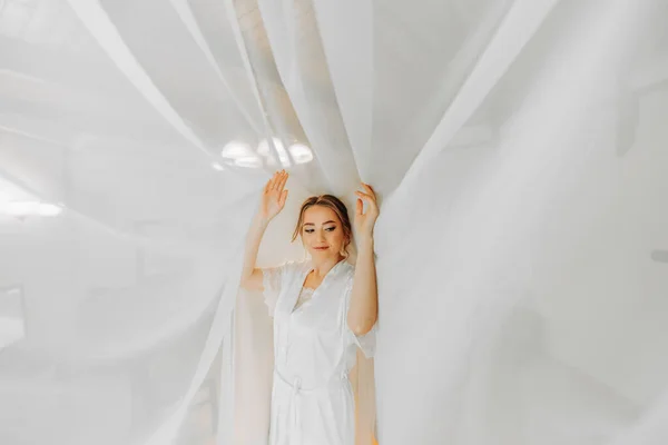 Красивая Нежная Невеста Белых Пижамах Утрам Позируя Вуалем Комнате Красивая — стоковое фото