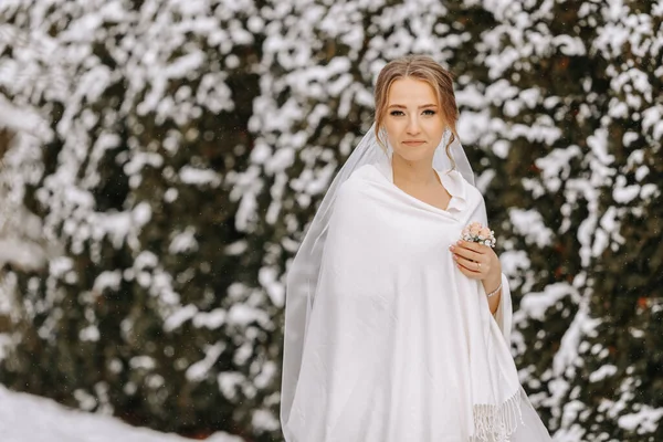 Kış Gelini Beyaz Pançolu Güzel Bir Gelin Portresi Kış Parkında — Stok fotoğraf