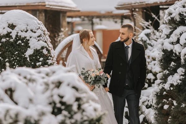 Schöne Und Glückliche Braut Und Bräutigam Spazieren Zwischen Schneebedeckten Bäumen — Stockfoto
