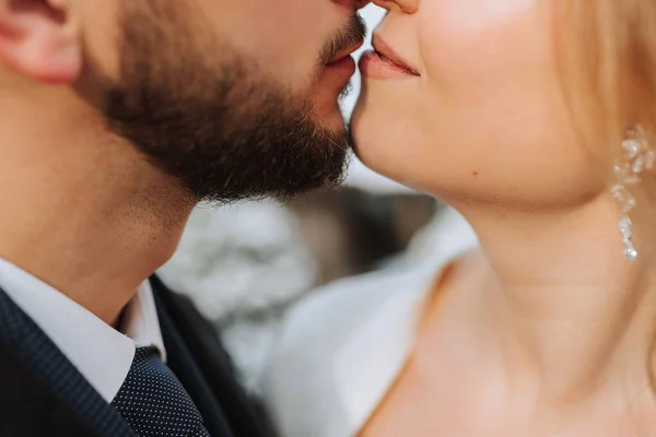 男性とキスしたい女性の唇を閉じます スタイリッシュな男とエレガントな女の子 キスをする前の秒 — ストック写真
