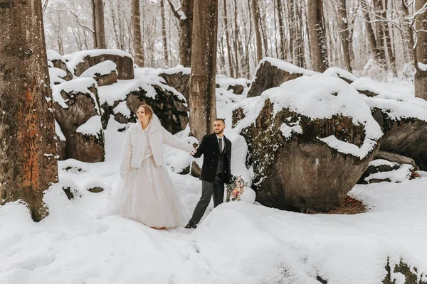 Esküvő Télen Stílusos Menyasszony Egy Nercbundában Vőlegény Egy Kabátban Egy — Stock Fotó