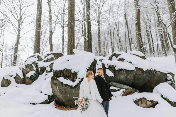 Esküvő Télen Menyasszony Vőlegény Egy Havas Erdő Hátterében Állnak Sétál — Stock Fotó