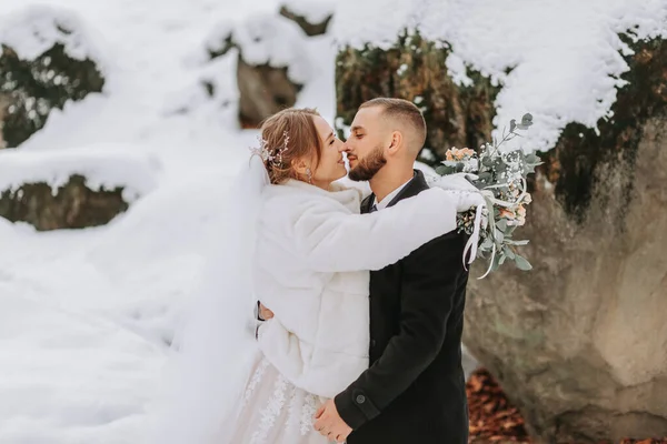 Casamento Inverno Noiva Noivo Estão Contra Fundo Rochas Cobertas Neve — Fotografia de Stock