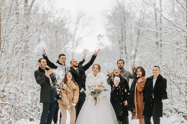 Ευτυχισμένοι Νιόπαντροι Και Φίλοι Τους Χειμωνιάτικα Παλτά Στέκονται Ένα Χιονισμένο — Φωτογραφία Αρχείου