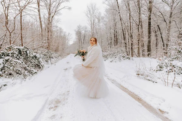 Muhteşem Bir Kar Ormanında Elinde Bir Buket Çiçekle Beyaz Elbiseli — Stok fotoğraf