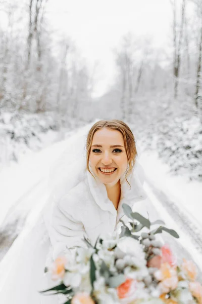 Muhteşem Bir Kar Ormanında Elinde Bir Buket Çiçekle Beyaz Elbiseli — Stok fotoğraf