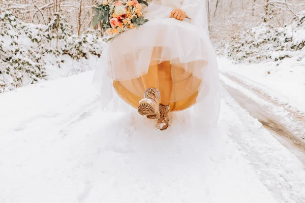 Bir Kış Düğününde Deri Çizmeli Gelin Gelinin Ayakkabılarını Yakın Plan — Stok fotoğraf