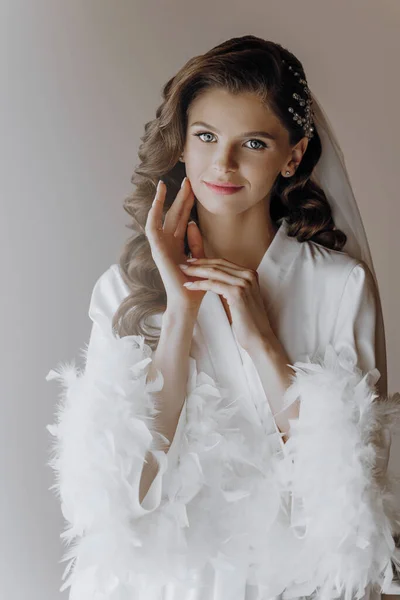 Gyönyörű Fiatal Menyasszony Hosszú Göndör Hajjal Divatos Fehér Köntösben Reggel — Stock Fotó