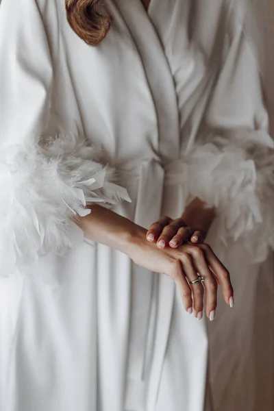 Menyasszony Reggelén Egy Fehér Selyem Köntösben Közelkép Női Kezekről Fekete — Stock Fotó