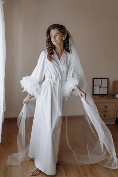 Gyönyörű Fiatal Menyasszony Hosszú Göndör Hajjal Divatos Fehér Köntösben Reggel — Stock Fotó