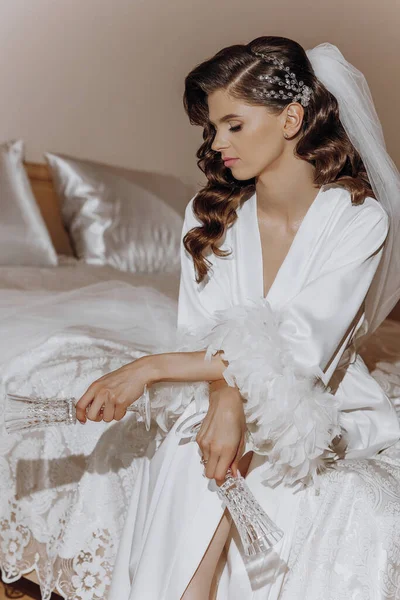 Egy Gyönyörű Fiatal Menyasszony Hosszú Göndör Hajjal Divatos Fehér Köntösben — Stock Fotó