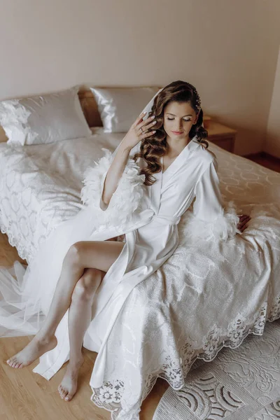 Прекрасная Молодая Невеста Длинными Вьющимися Волосами Модном Белом Халате Утрам — стоковое фото