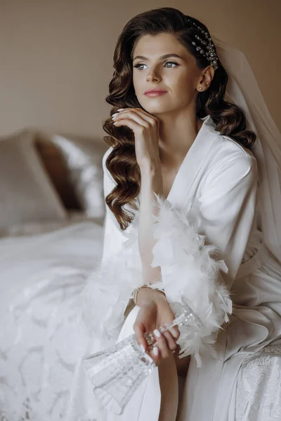 Egy Gyönyörű Fiatal Menyasszony Hosszú Göndör Hajjal Divatos Fehér Köntösben — Stock Fotó