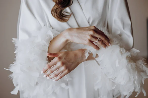 Menyasszony Reggele Fehér Selyemköntöst Viselő Közelkép Női Kezekről — Stock Fotó