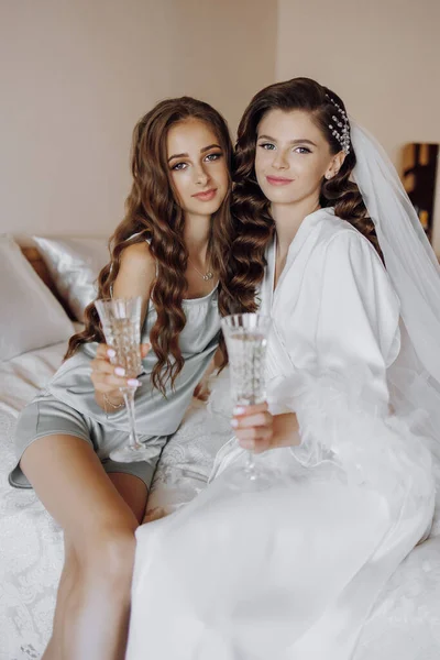 Boldog Menyasszony Koszorúslány Készül Esküvőre Jól Érzik Magukat Pizsamában Egy — Stock Fotó