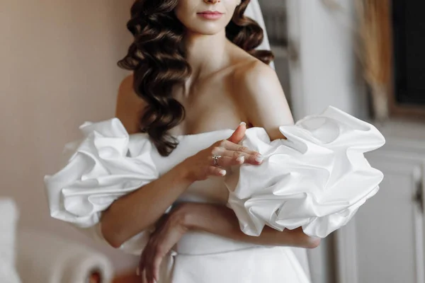 Beautiful Model Looking Girl Long Curly Hair Fashionable Shoulder Wedding — Stock Photo, Image
