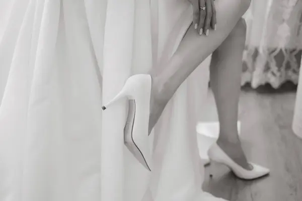 Vacker Modell Flicka Med Långt Lockigt Hår Modern Bröllopsklänning Vertikalt — Stockfoto